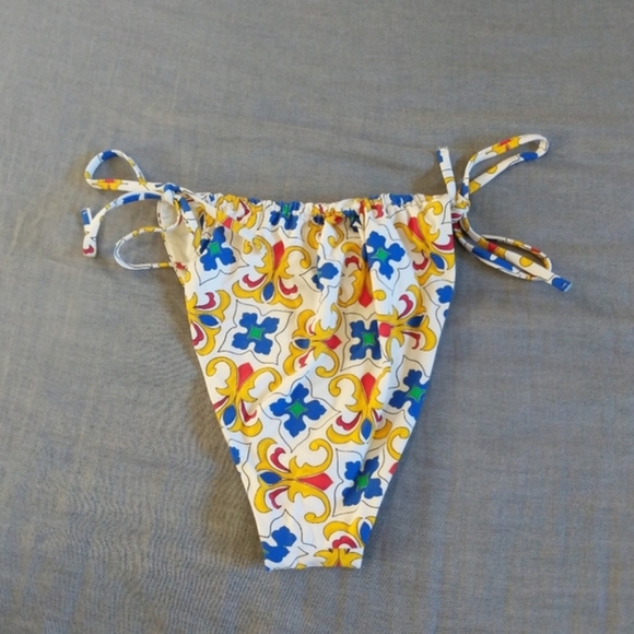 WeWoreWhat Tile Print Ruched String Bikini Bottoms White - Picture 5 of 7